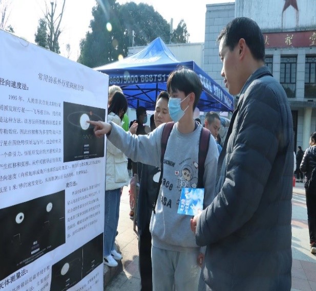 男人站在街道上 中度可信度描述已自动生成