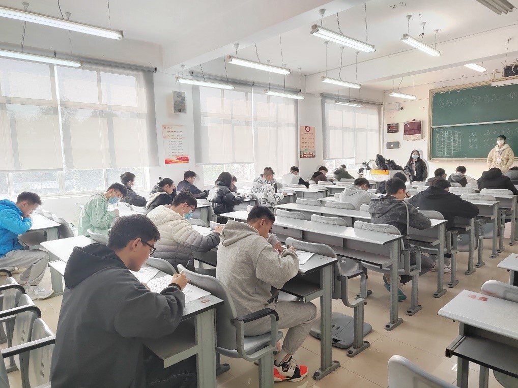 会议室里的人们 描述已自动生成