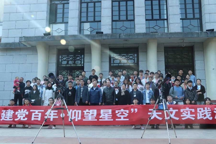 图片包含 建筑, 大, 男人, 前 描述已自动生成