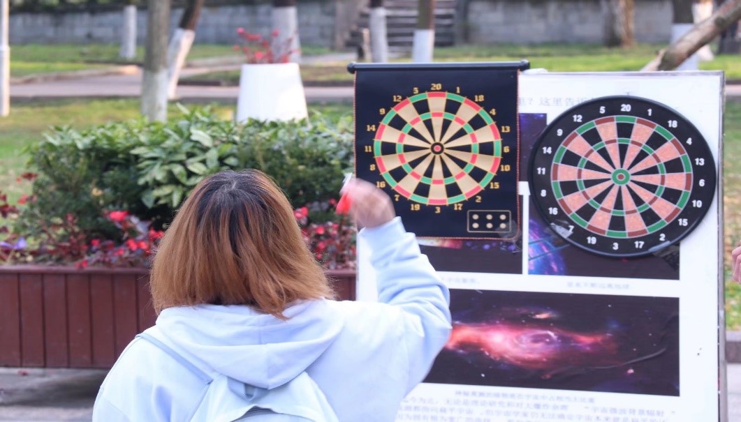 图片包含 户外, 人, 草, 女人 描述已自动生成