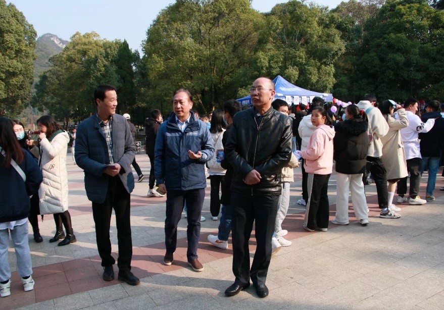 一群人站在路上 描述已自动生成