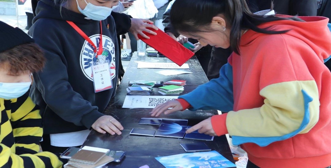 小孩们在玩耍 描述已自动生成